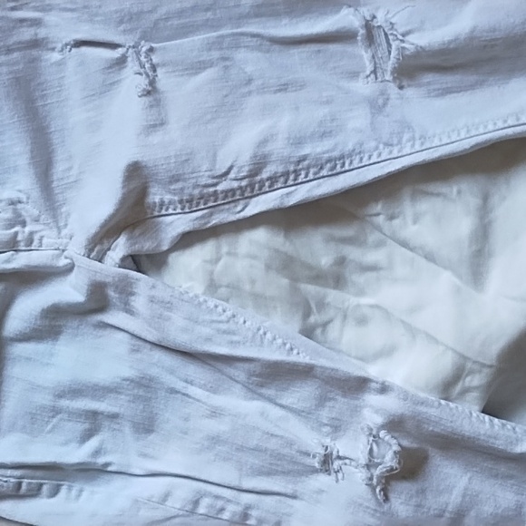 Women's size 7 white distressed jeans - Picture 4 of 5